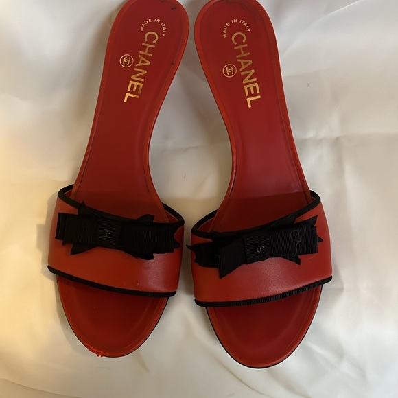 Beautiful red Chanel slip ons with black bows - size 39 1/2 - good condition - Picture 2 of 12